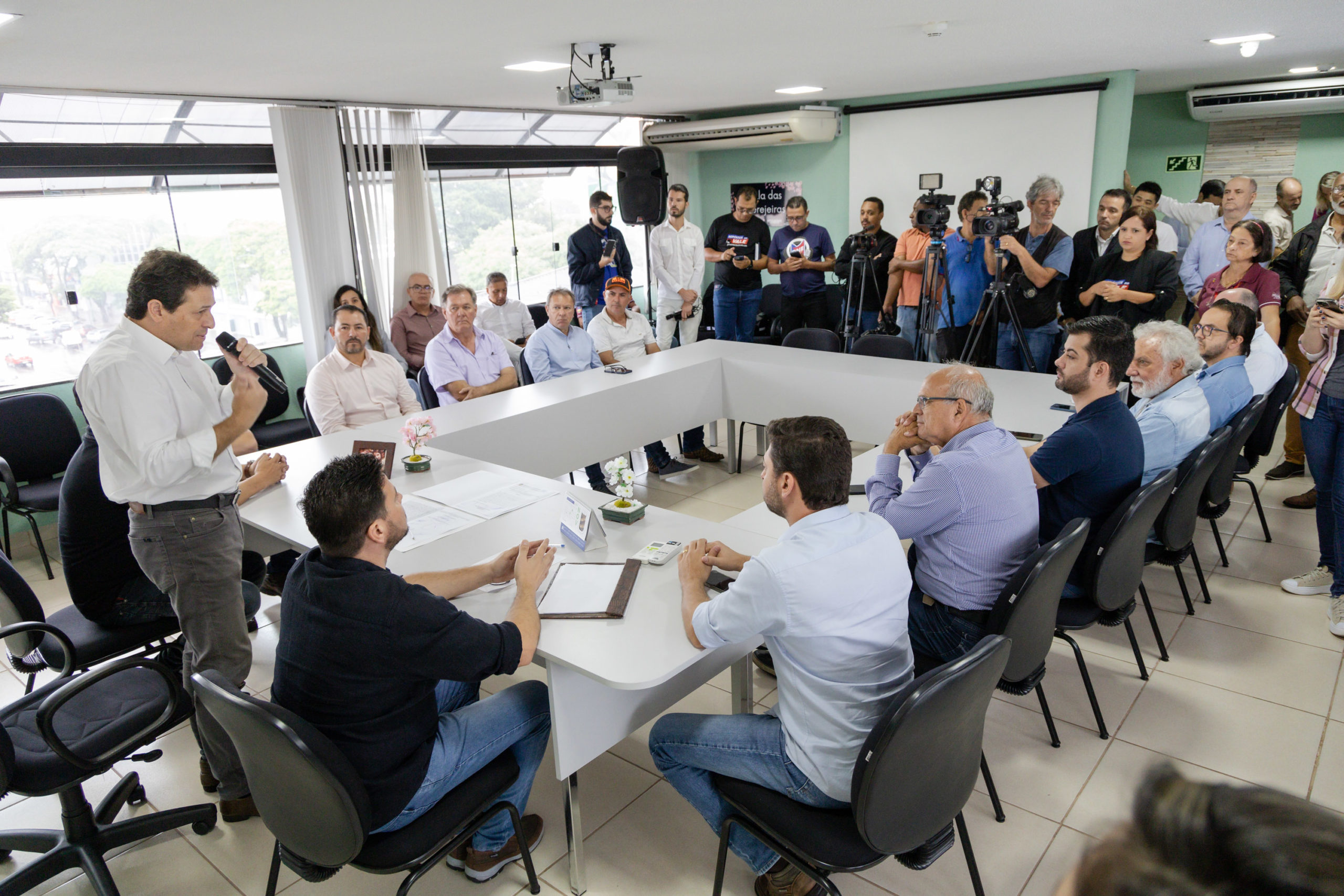 Solenidade reuniu prefeitos e autoridades da região, em Apucarana