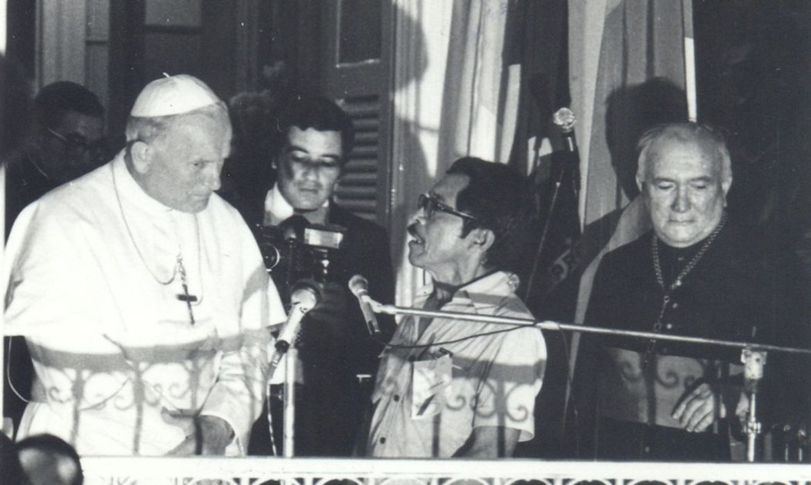 Tupã fala ao papa João Paulo II, em 1980. Foto: Paulo Suess/Cimi