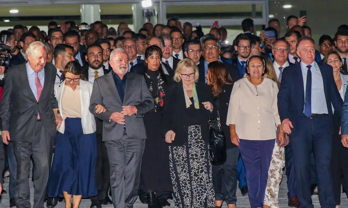 O presidente Luiz Inácio Lula da Silva, governadores e autoridades cruzam a Praça dos Três Poderes para visitar as instalações da sede do Supremo Tribunal Federal (STF) um dia após os atos terroristas