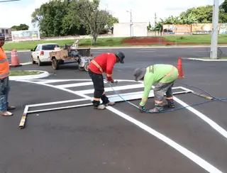 Prefeitura avança com nova pintura de sinalização viária na duplicação da Rua Rouxinol