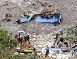 Ônibus cai de precipício, deixa seis mortos e dezenas de feridos no Peru