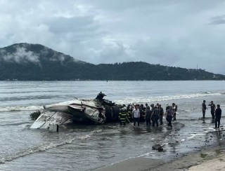 Jatinho ultrapassa a pista do aeroporto de Ubatuba, vai parar na praia e explode; piloto morreu