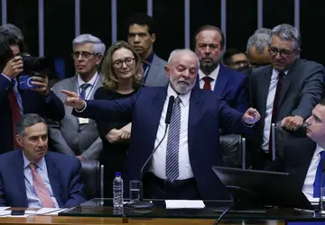 O presidente Lula no Congresso durante sessão de promulgação da emenda constitucional. Foto: Lula Marques/Agência Brasil