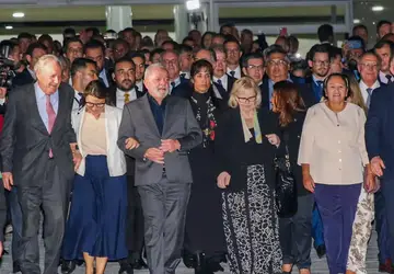 O presidente Luiz Inácio Lula da Silva, governadores e autoridades cruzam a Praça dos Três Poderes para visitar as instalações da sede do Supremo Tribunal Federal (STF) um dia após os atos terroristas