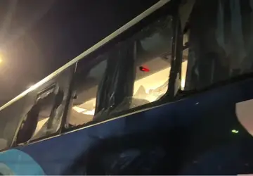 Ônibus do Fortaleza foi atacado com bombas e pedras a caminho do Recife