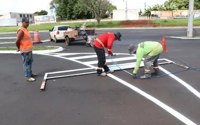 Prefeitura avança com nova pintura de sinalização viária na duplicação da Rua Rouxinol