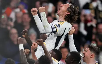 Modric é "tietado" no vestiário do Real Madrid após golaço