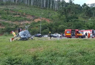 Queda de helicóptero deixa dois feridos em Santa Catarina