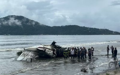 Jatinho ultrapassa a pista do aeroporto de Ubatuba, vai parar na praia e explode; piloto morreu