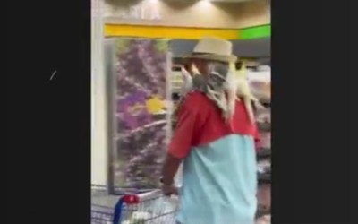 Idoso chama atenção ao passear com calopsitas no ombro em supermercado