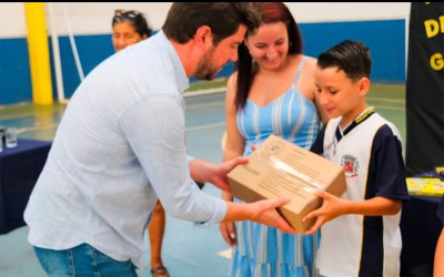 Prefeitura de Arapongas distribui mais de 12 mil kits escolares para alunos da rede municipal